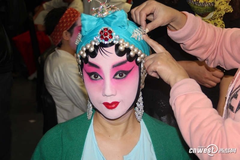 经典剧目《痴梦》主演李素萍在幕后化妆。