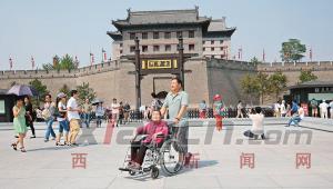 9月6日，家住明德门小区的方坚特意用轮椅推着行动不便的90岁老母亲王月娥逛南门文化广场，老人对广场的新变化赞叹不已